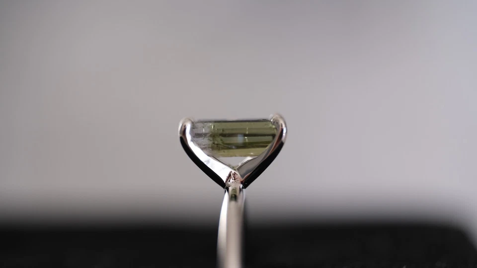 Anillo brasileño de turmalina multicolor 1,05 quilates Foto 3 de 3