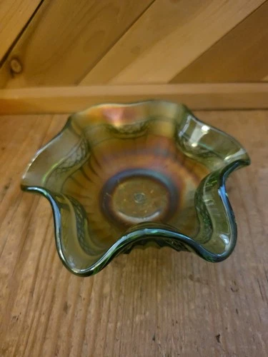 Northwood Green Carnival Glass Bulls Eye & Leaves or Netted Roses  Pattern Bowl