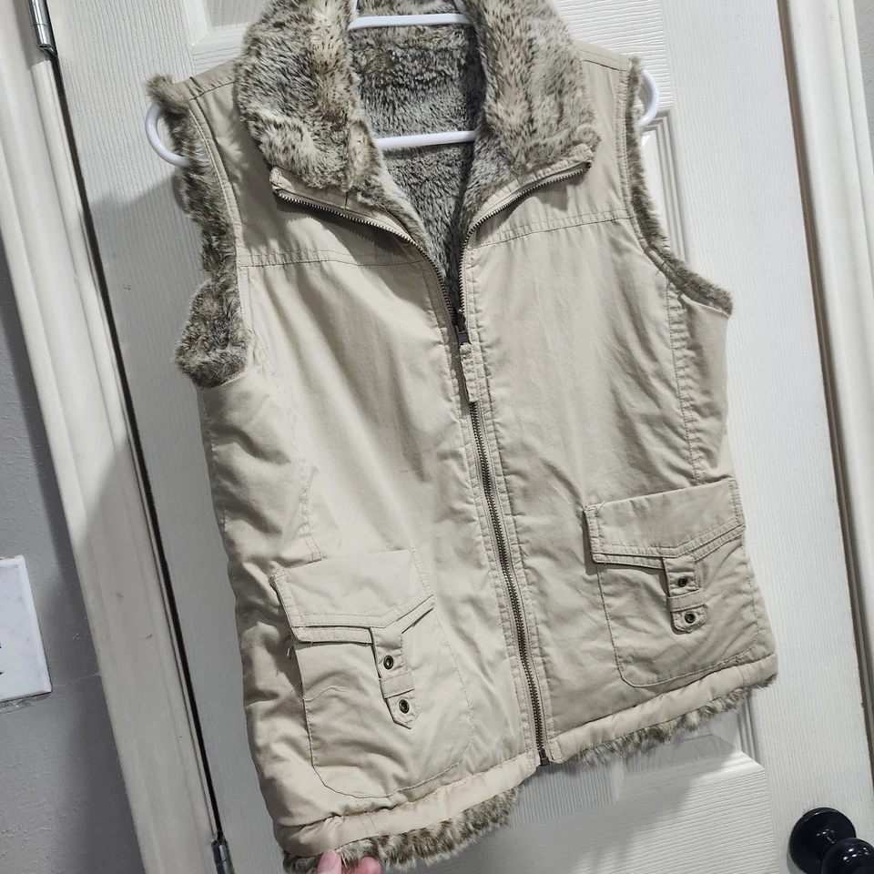 Colete utilitário feminino Old Navy reversível forrado de pele sintética médio bronzeado bolsos com zíper - Imagem 4 de 4