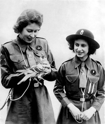 Queen Elizabeth II and Princess Margarita, Which A Pigeon in February 1943.