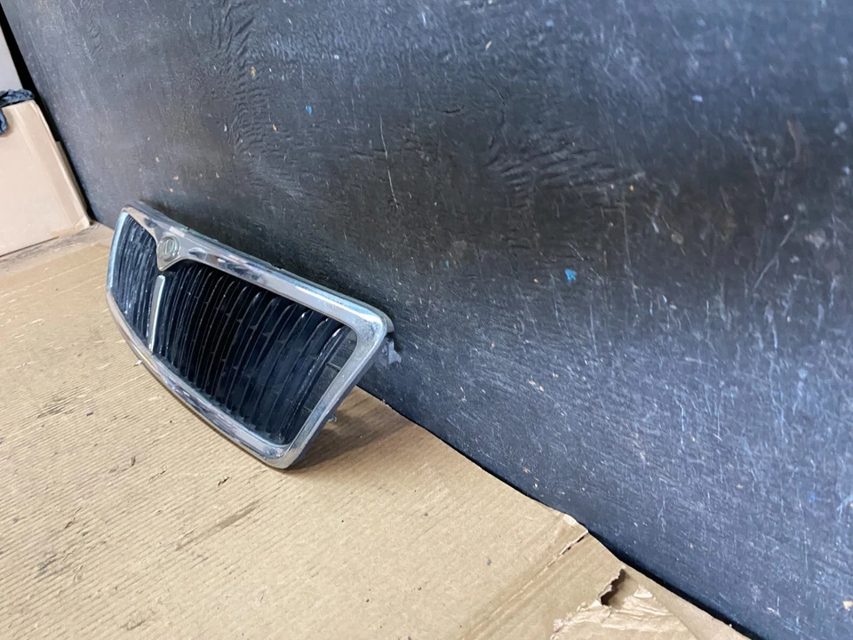 Parrilla superior delantera Infiniti i30 1996 a 1999 OEM N8374 OEM DG Foto 2 de 4