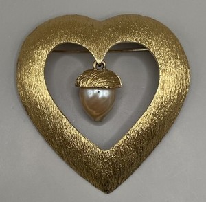 Authentic St. John Women’s Brooch Yellow Gold Plated Heart Faux Pearl Acorn
