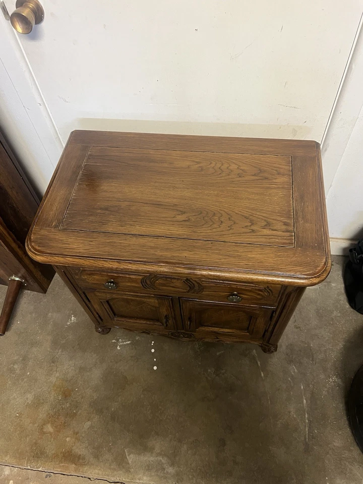 Mesita de noche provincial tallada francesa Thomasville Foto 3 de 4