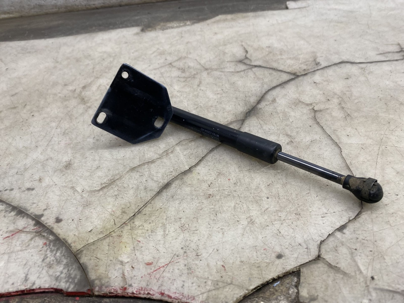 2020-2024 ASTON MARTIN DBX OEM FRONT LEFT DOOR BRACKET W/ GAS STRUT CYLINDER