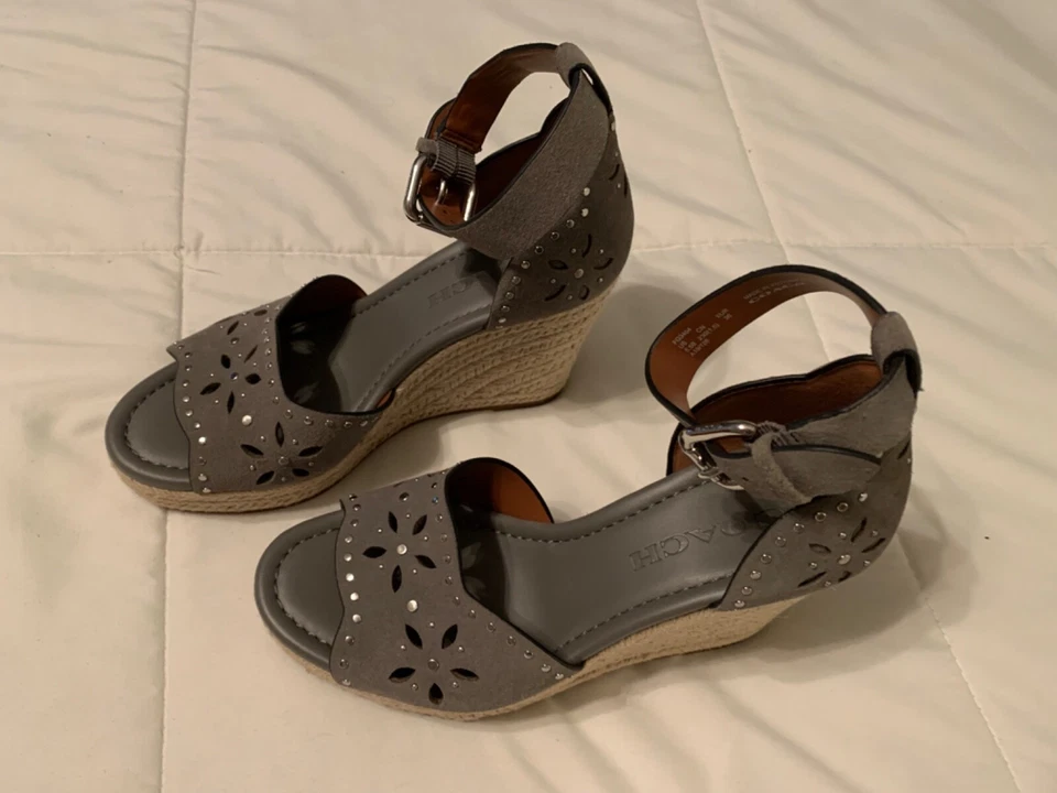 Sandália Coach Kelsi cinza camurça salto cunha tamanho 5,5 B tons prata - Imagem 2 de 4