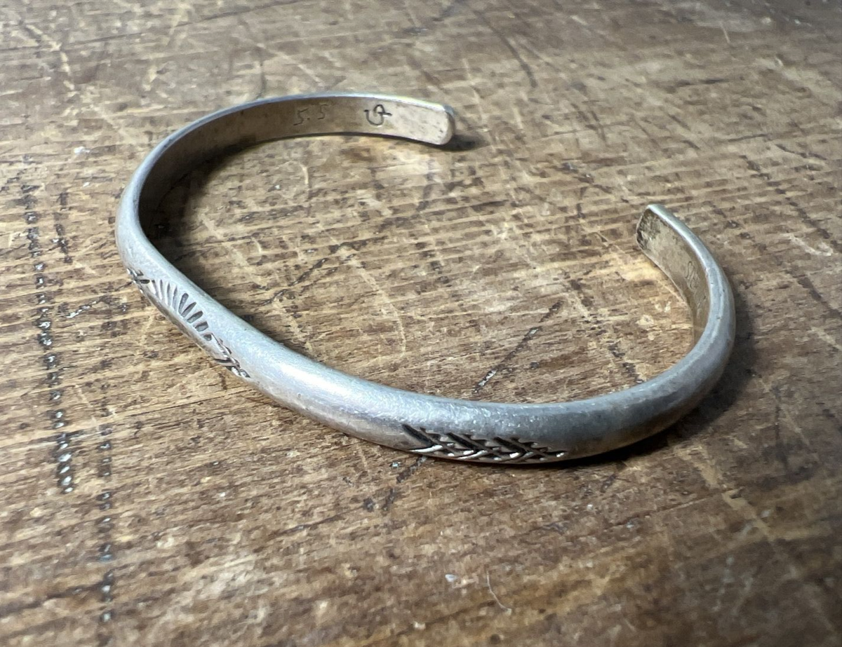 ヴィンテージ！Silver Zuni Style Bangle ブレスレット Vintage Sterling Silver Native American Zuni Stamp Work Cuff