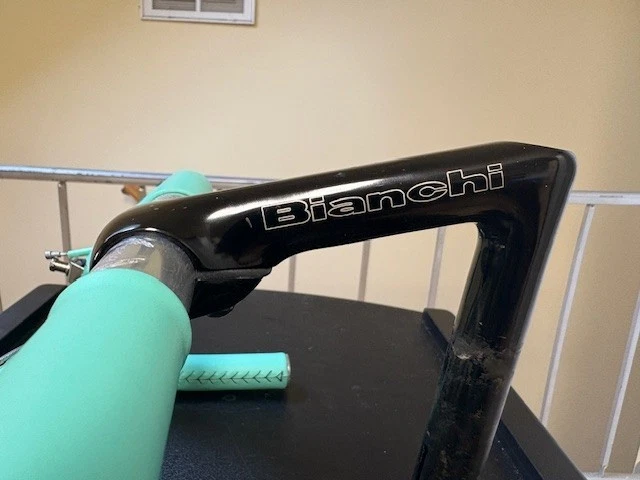 Manillar y potencia de cabina Bianchi X4 Mondiale ITM con envoltura Celeste Almarc personalizada Foto 3 de 4