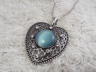 Collier Perles Bleues Avec Un Pendentif Cœur - Occasion - Style Charme