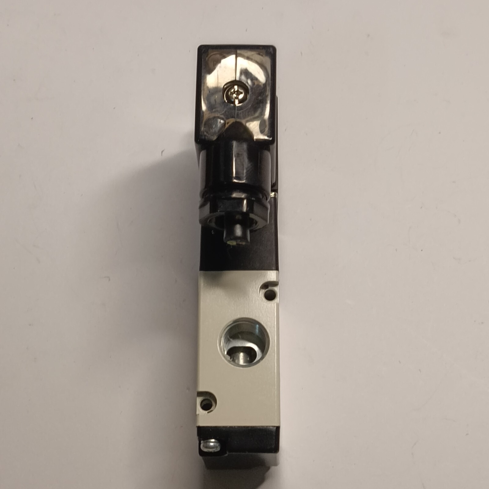 Airtac 3V210-08-NC 3/2 Way Solenoid Valve Ser 200 0.15-0.8MPa 220VAC 3V21008NC