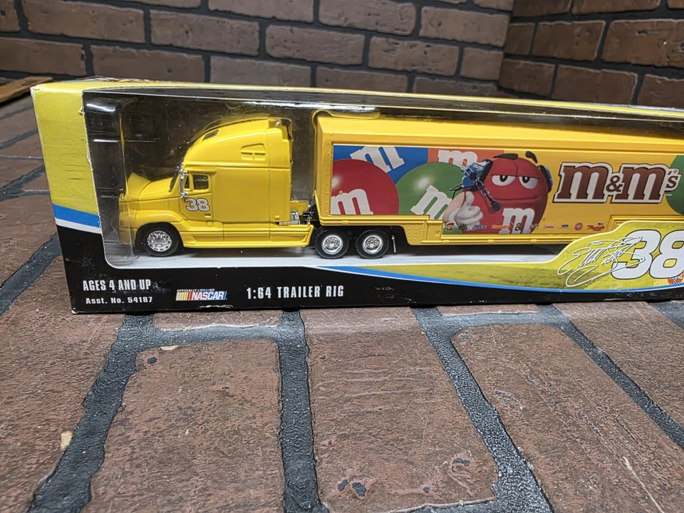 NASCAR m&m's #38 Elliott Sadler equipamento de reboque fundido 1:64 Winners Circle  - Imagem 2 de 4