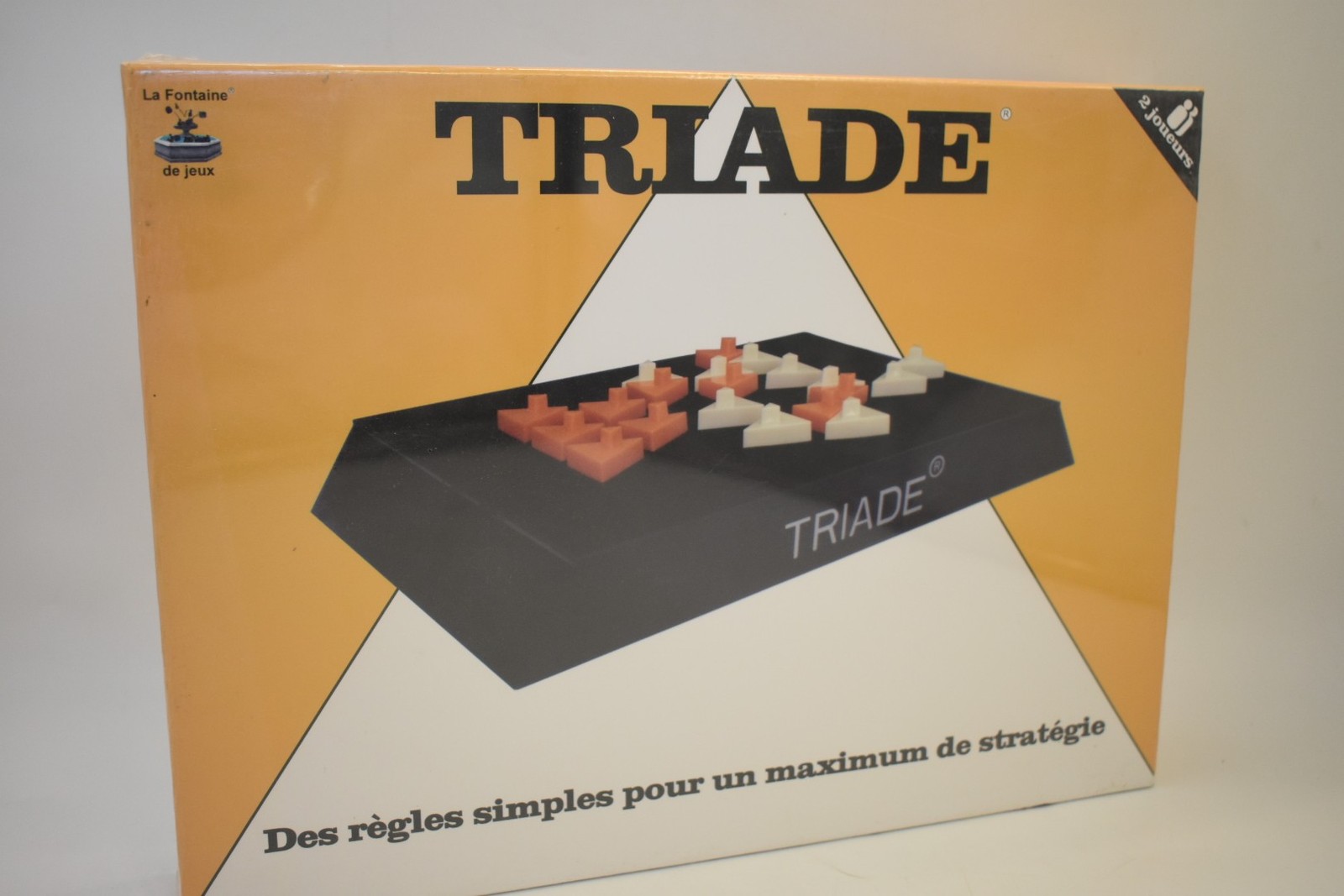 Jeu stratégie Triade la fontaine avec pions et pièces pour adultes et enfants passionnés
