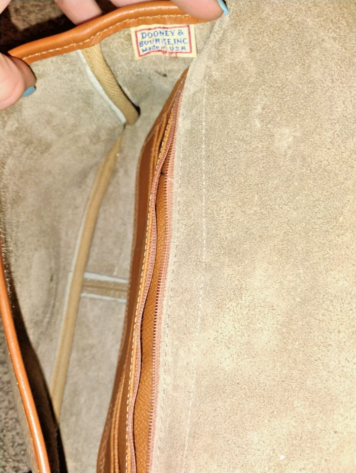 Bolso Bandolera Dooney & Bourke Cuero Tostado Sobre Bajo Tack De Colección Preppy Foto 4 de 4