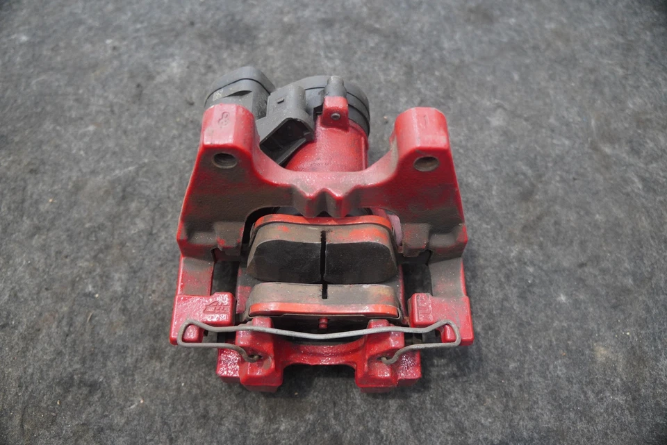 Pinza de freno trasera izquierda y soporte rojo 8V0615423A OEM Audi S3 2016-20 RS3 TT Foto 2 de 4