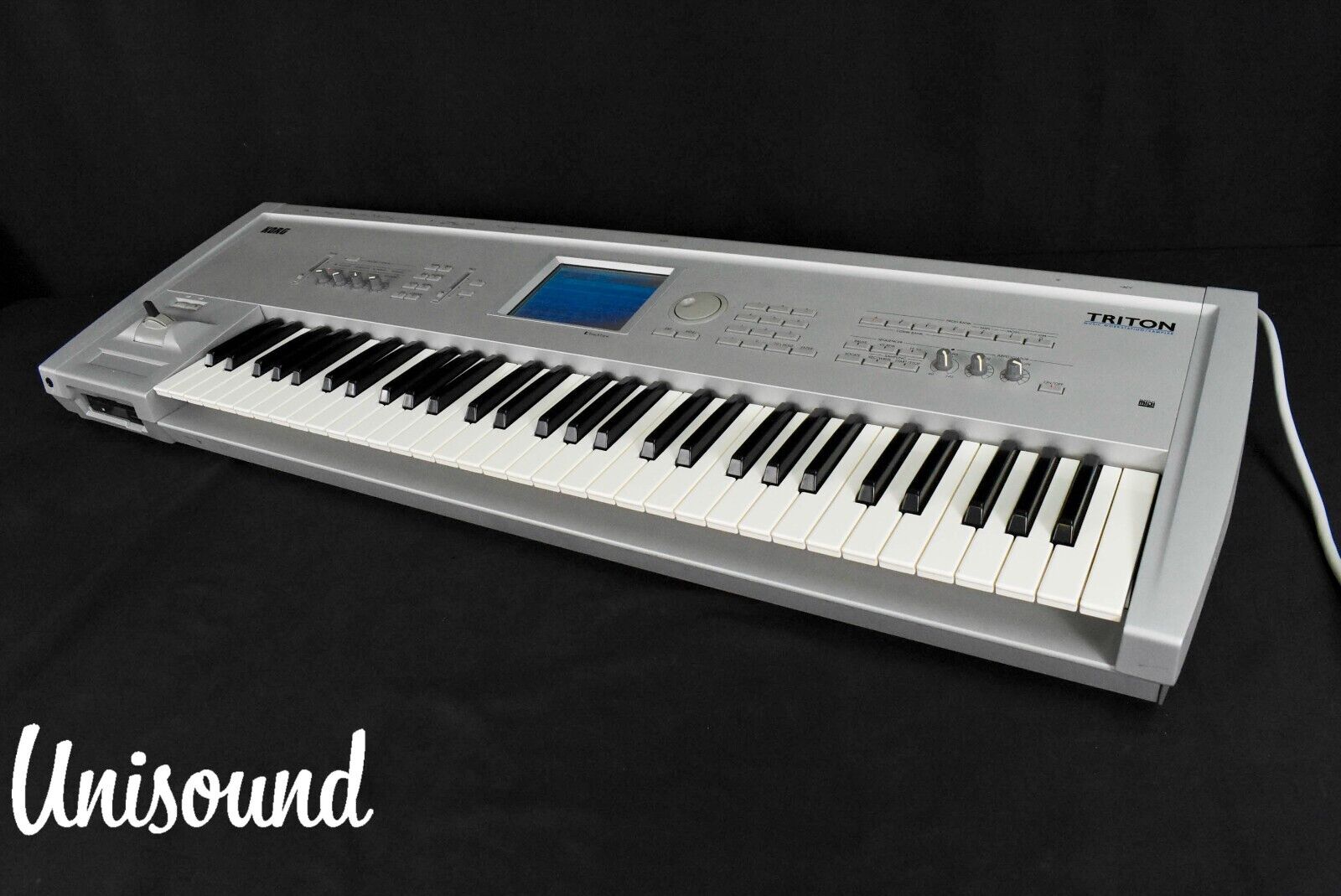 Korg Triton 61-key Music Workstation Synthesizer in Very Good condition