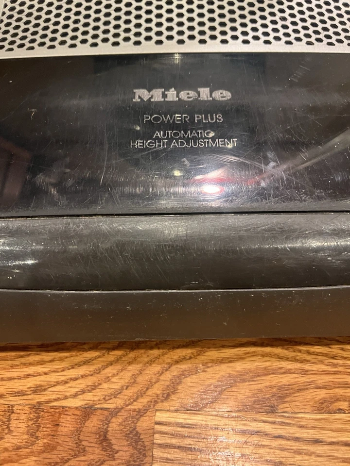 Aspiradora vertical cuello giratorio Miele Dynamic U1 Maverick Power Line SHAE0 negra Foto 4 de 4