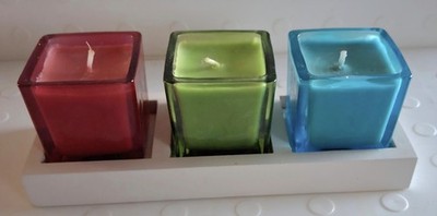 Deko 3er Set farbige Kerzen eckig Glas im weißen Holztablett