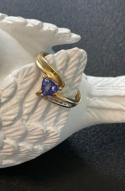 tanzanite and diamond ring preowned 14k gold