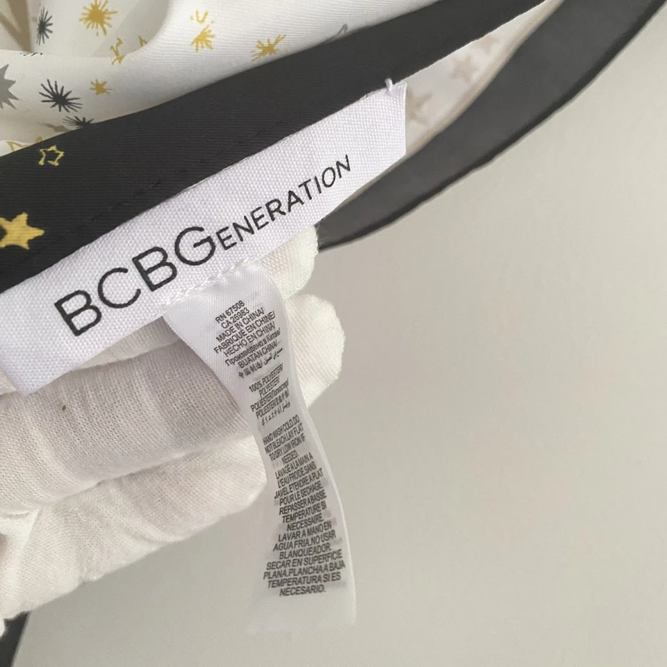 "Bufanda bandana cuadrada BCBG negra dorada beige estrellas preppy 24"" Starburst" Foto 3 de 4