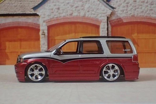 2nd Generation 2003– 2006 Lincoln Navigator Luxury SUV 1/64 Scale Limited Edit E - Picture 3 of 5