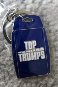 2026 SDCC WONDERCON EXCLUSIVE TOP TRUMPS DOCTOR WHO TARDIS KEYCHAIN 