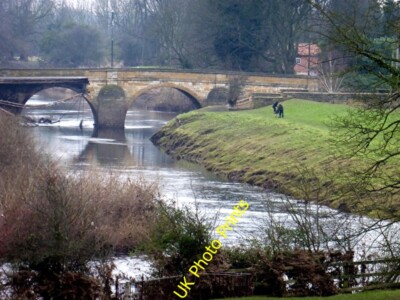 Foto 6x4 Der Fluss Wharfe flussaufwärts der eingestürzten Brücke Tadcaster Tak c2016