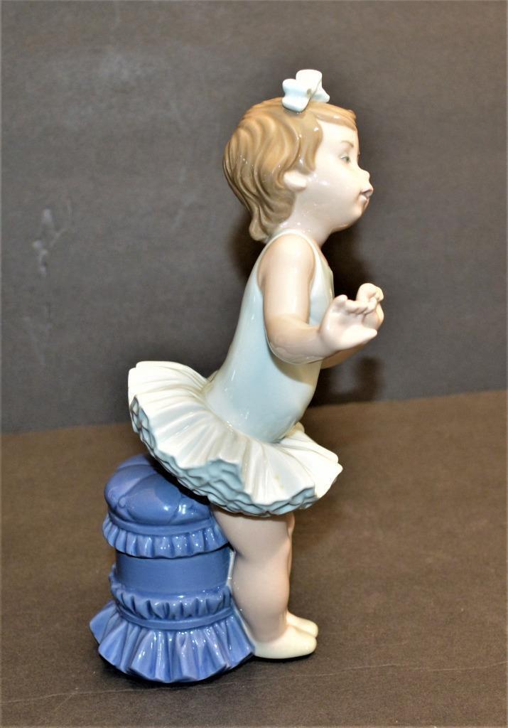 LLADRO Spain SALLIE - LTTLE BALLERINA GIRL Gloss 7 1/2 LLADRO Spain SALLIE - LTTLE BALLERINA GIRL Gloss 7 1/2