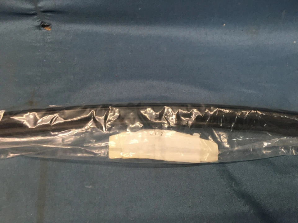 MTC#3868 Left Soft Top Seal Mercedes-Benz 350SL 380SL 380SLC 450SL 450SLC - Imagem 3 de 3