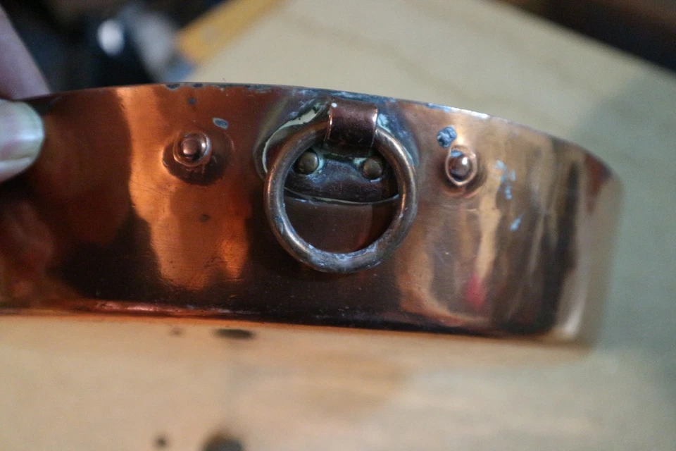 ancien plat rond en cuivre marquages E L R 1kg - Photo 3/4