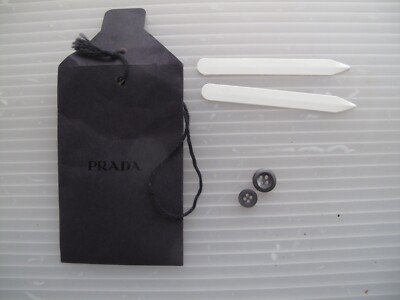 Prada - zwei kleine graue Knöpfe und zwei weiße Kragensteifen