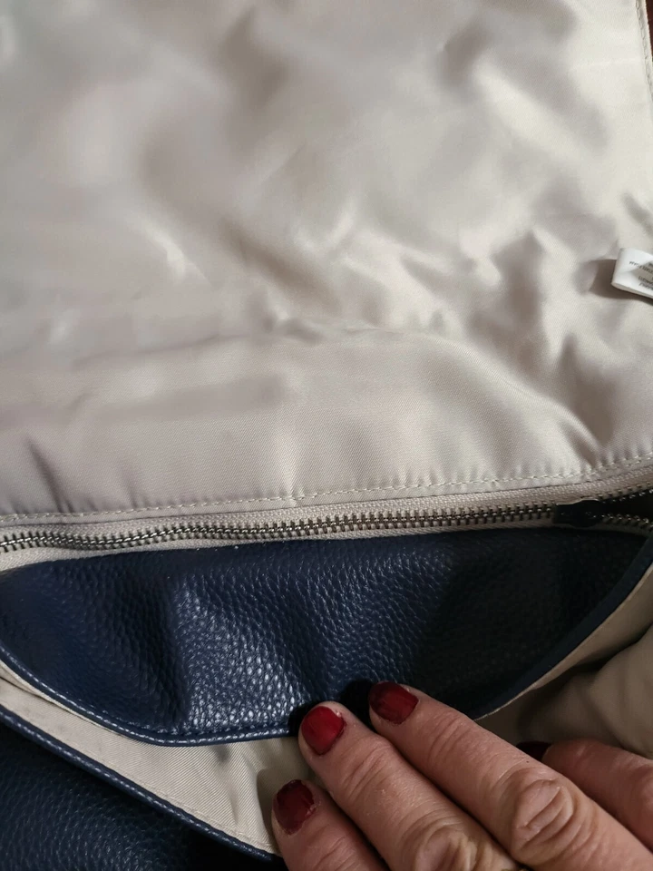 Bolso de Hombro Thirty-One Cuero Moderno Cartera Azul Marino Guijarro, Skies For You Crossbody Foto 3 de 4