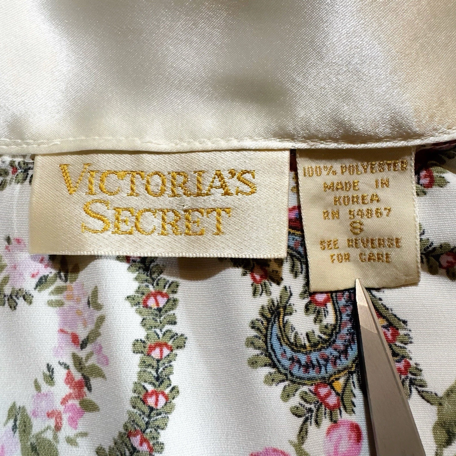 UNDERCOVER Abito vintage VICTORIAS SECRET piccolo rosa raso paisley etichetta oro doppiopetto