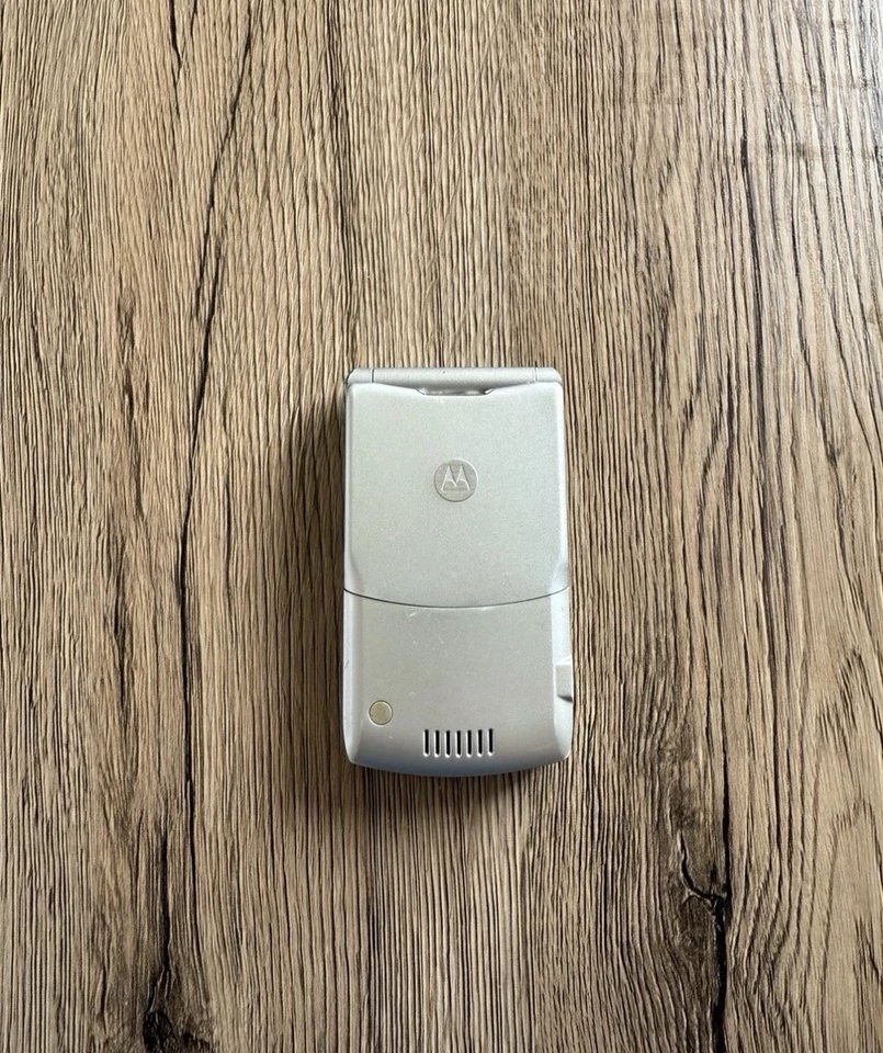 Motorola  RAZR V3 - Silber  Handy - Bild 2 von 4