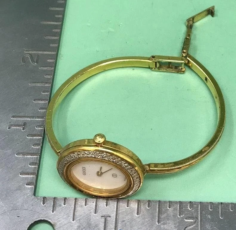 Vintage Gucci 1100-L Series 6 Jewels 6.75" Gold Tone Watch Swiss Made - Image 4 of 4