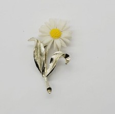 Sarah Coventry Brooch White Yellow Daisy Flower Pin Signed Spring Vintage