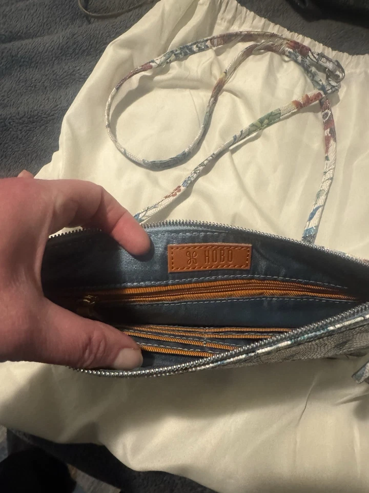 Bandolera Hobo International estampado botánico Foto 4 de 4