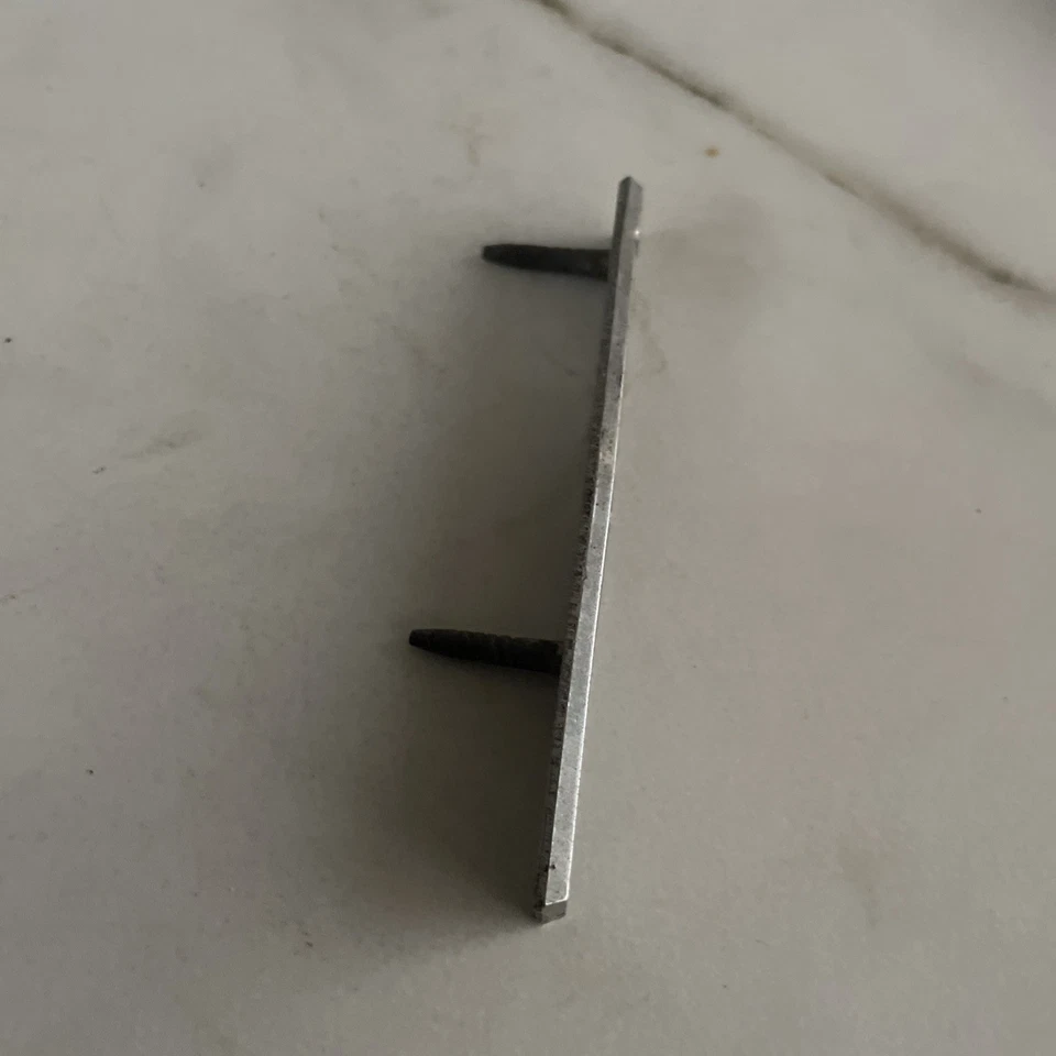 Chevy OEM 1967 Camaro panel de cabecera de metal cromado emblema insignia logotipo nombre 3909137 Foto 4 de 4