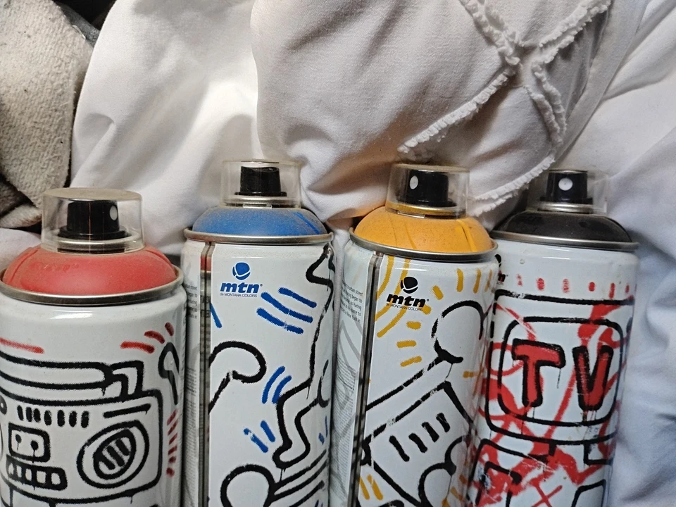 JUEGO DE LATAS DE PINTURA EN AEROSOL DE 4 COLORES KEITH HARING Montana Colors latas de pintura en aerosol 2018 Foto 2 de 3