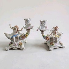 Coppia Portacandele Capodimonte in Porcellana con Putti e Fiori – Altezza 17 cm 