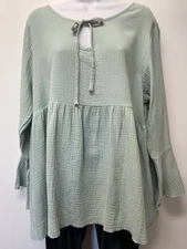 Beautiful NWT Size XL Green Crinkle Bell Sleeves Boutique Blouse