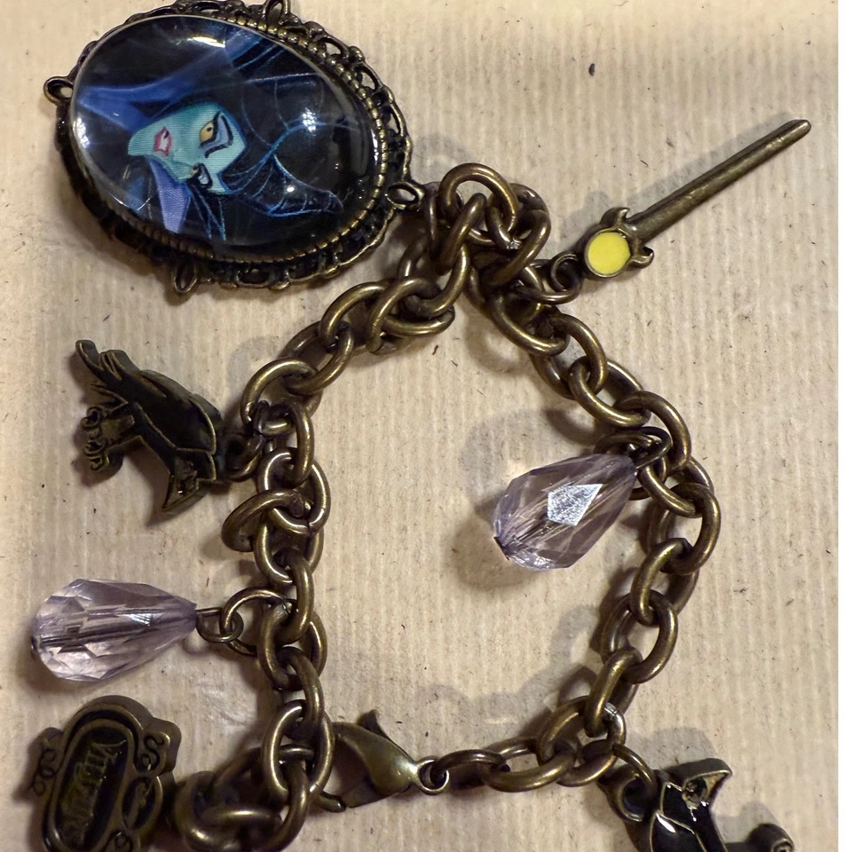 Juego de aretes pulsera camafeo de cuervo maléfica villano de Disney Foto 4 de 4