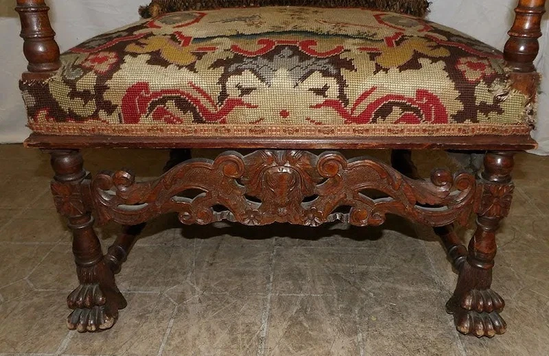 Silla de biblioteca antigua tallada en nogal y punta de aguja tapizada Foto 2 de 4