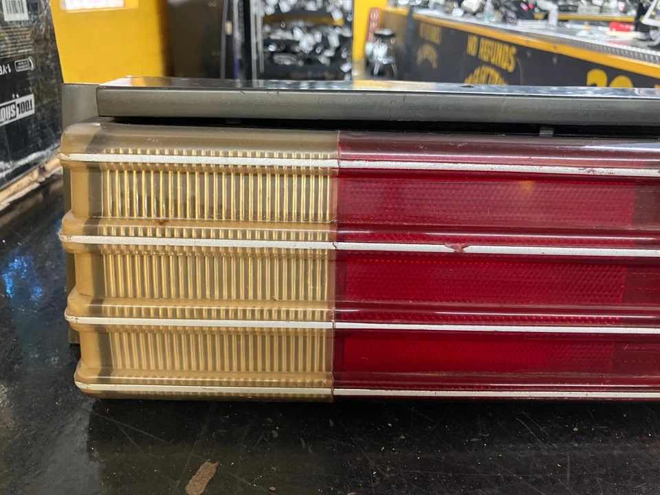 Luz trasera lateral del pasajero derecho Chrysler New Yorker 1984 1985 84 85 OEM  Foto 4 de 4