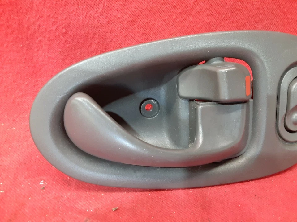 Manija de puerta interior Saturn Vue 2002 2003 gris oscuro trasera derecha Foto 2 de 4