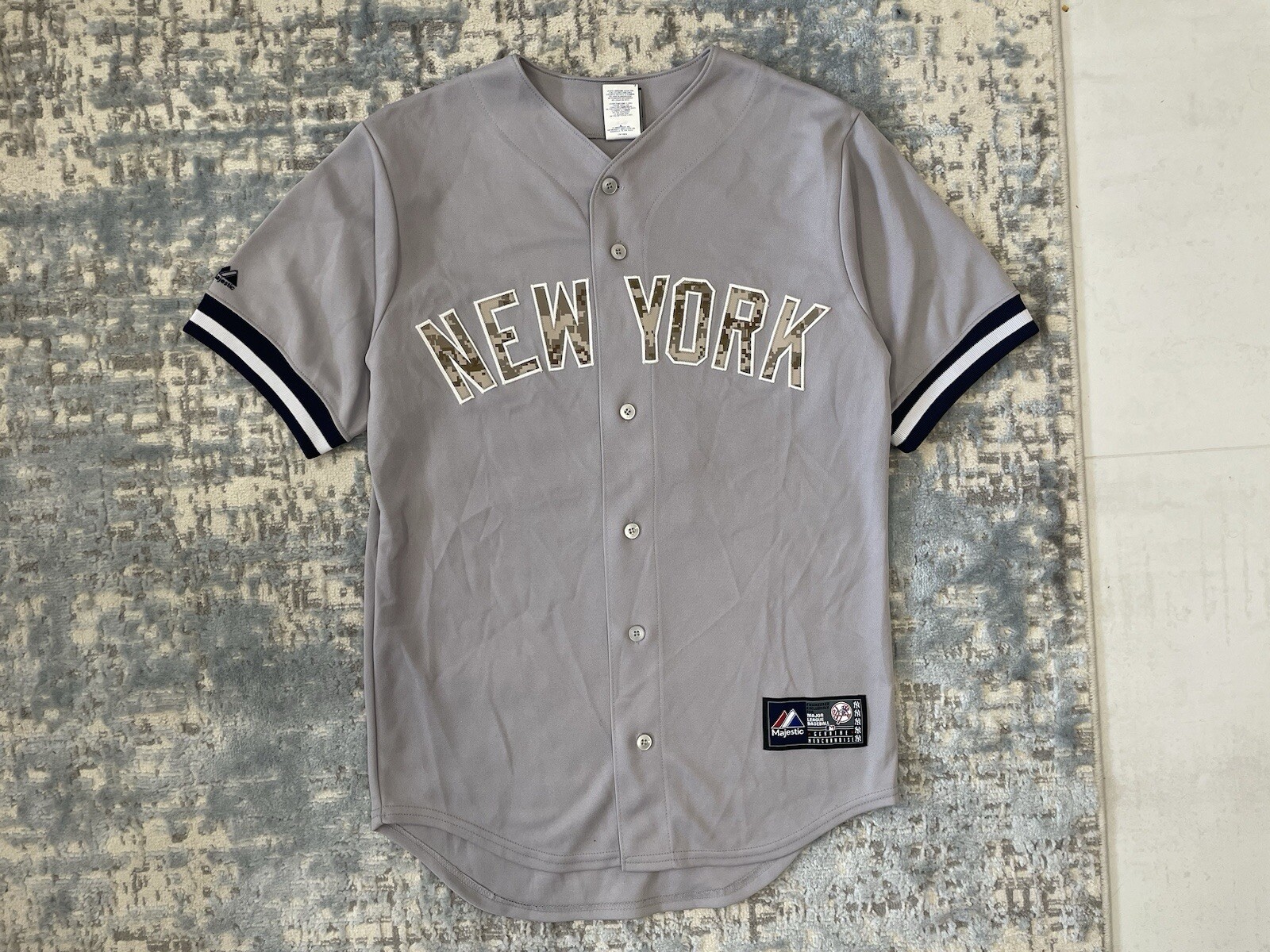 Majestic NY Yankees Derek Jeter CAMO LETRAS Jersey Gris Para Hombre Talla Pequeña