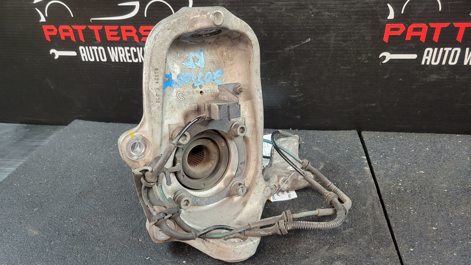 2005 MASERATI QUATTROPORTE PASSENGER FRONT SPINDLE STEERING KNUCKLE, 53K MILES