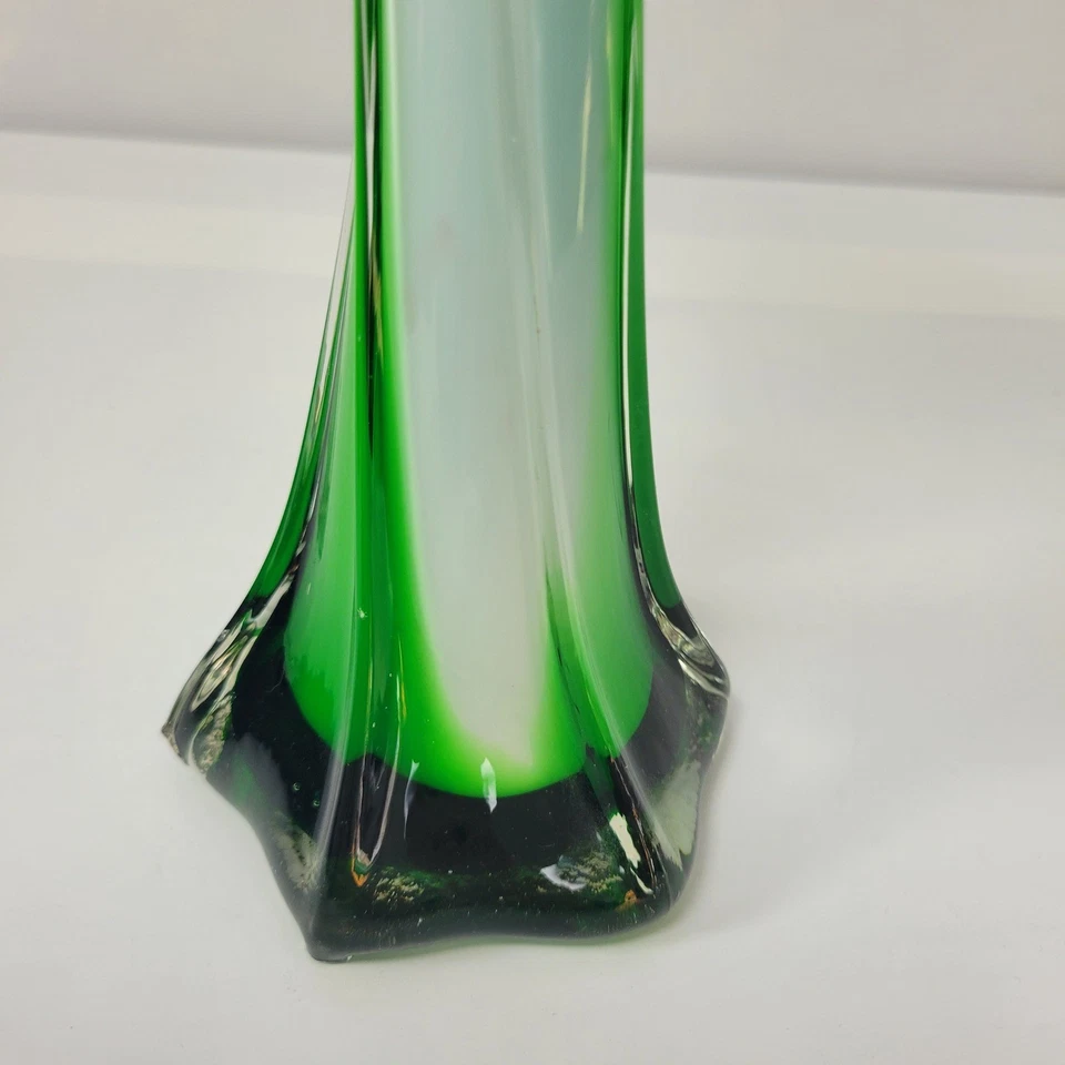 Jarrón oscilante vintage blanco esmeralda azul 10,5" MCM gato de vidrio soplado en el púlpito Foto 2 de 4