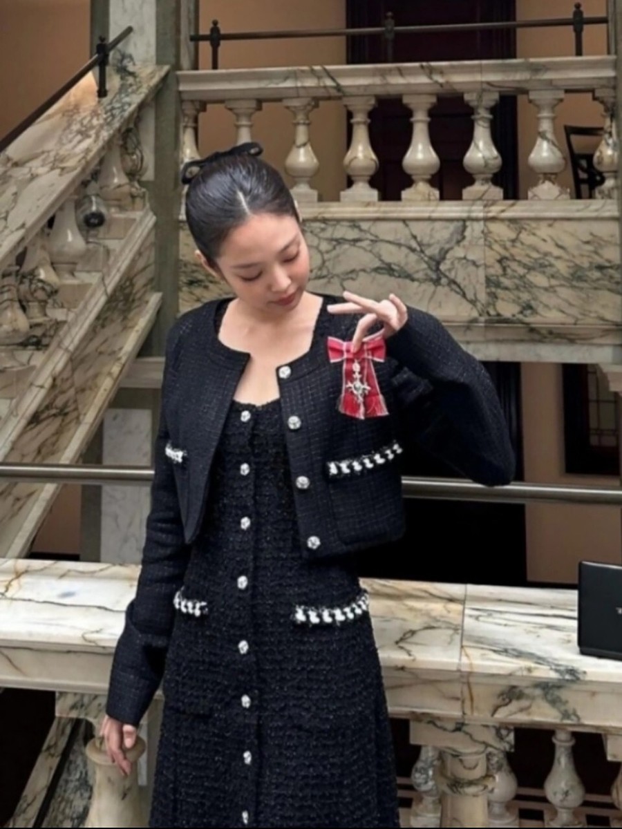 ☆24P フェミニンな雰囲気☆CHANEL ジャケット NWT CHANEL 24P JENNIE BLACK TWEED 2-POCKET SHORT JACKET FR40