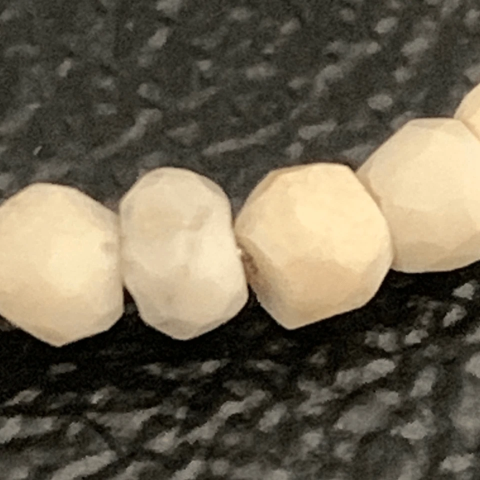 Collar Kris Nations Howlite Mystic Bar delicada joyería de piedra con cuentas Foto 3 de 4