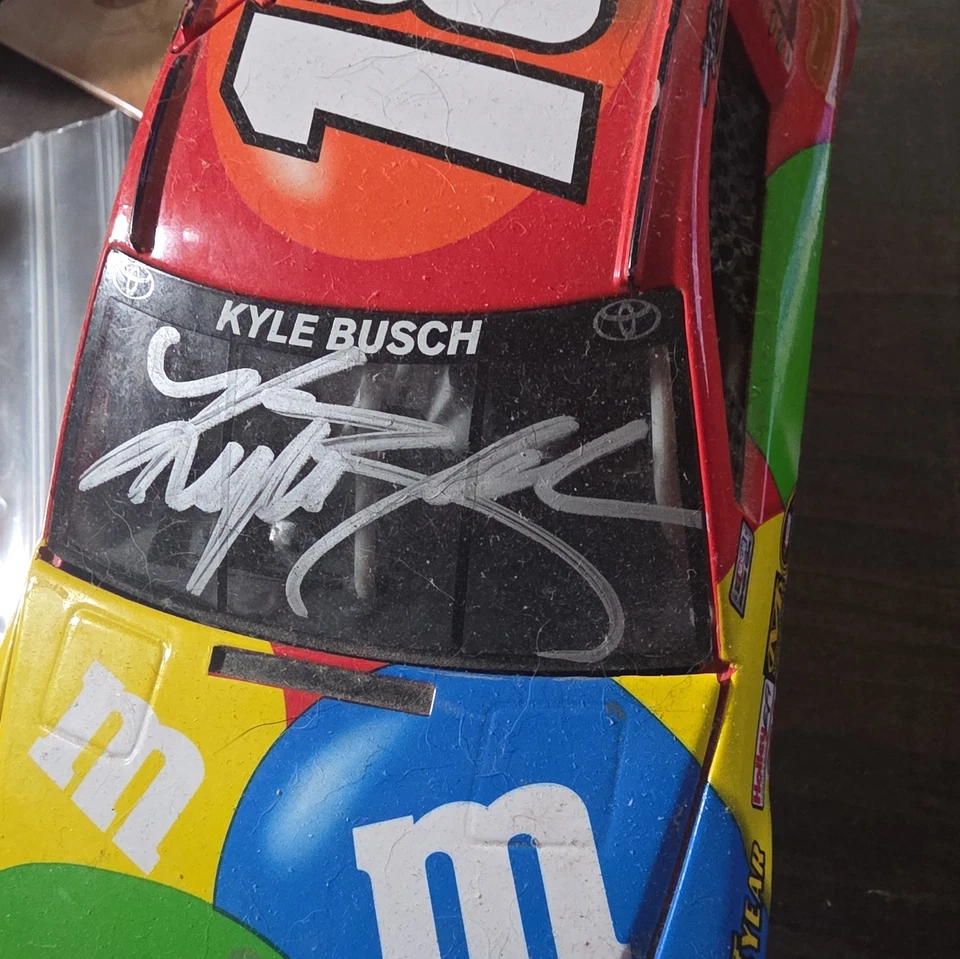 Toyota Camry Peanut Butter 2013 autografiado por Kyle Busch fundido a presión y tarjeta M&M Foto 3 de 4
