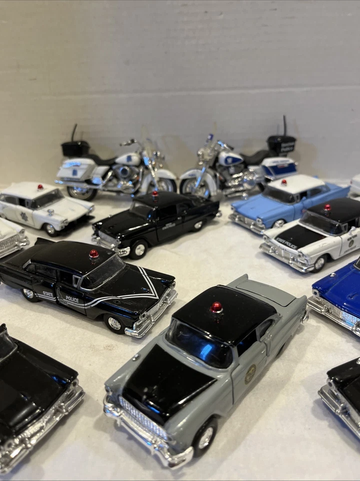 Lote grande de coches de policía Road Champs de colección más 2 motocicletas dicast y plástico Foto 3 de 4